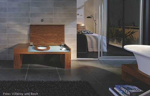 Ein echter Überraschungseffekt, wenn man die WC-Bank zum ersten Mal sieht und öffnet, denn in diesem eleganten Holzmöbel verbirgt sich eine Keramik-Toilette, die erst beim Aufklappen des Sitzmöbels zum Vorschein kommt. (Villeroy und Boch) Ein echter Überraschungseffekt, wenn man die WC-Bank zum ersten Mal sieht und öffnet, denn in diesem eleganten Holzmöbel verbirgt sich eine Keramik-Toilette, die erst beim Aufklappen des Sitzmöbels zum Vorschein kommt. (Villeroy und Boch)